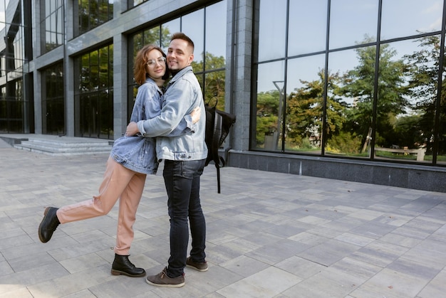 Charmantes junges, modernes, stilvolles Paar in der Stadt im Freien