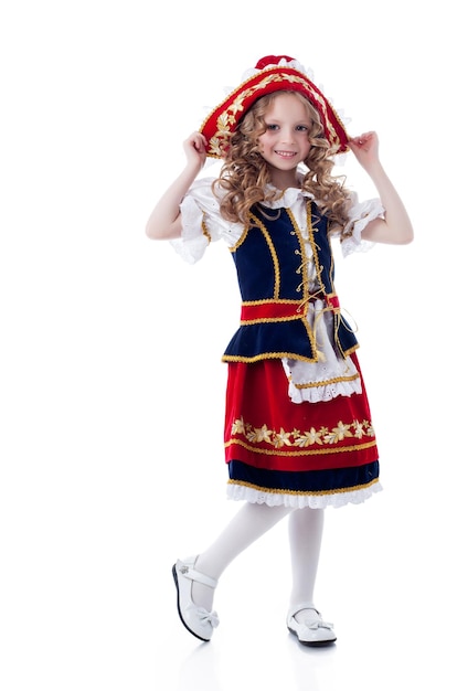 Charmantes kleines Mädchen posiert im rustikalen Kleid