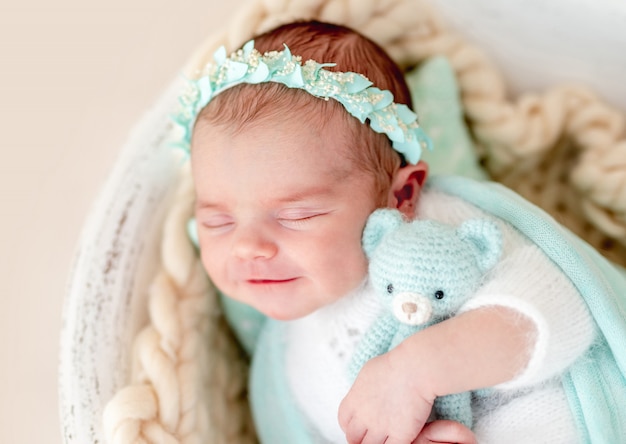 Charmantes Lächeln des schlafenden Neugeborenen