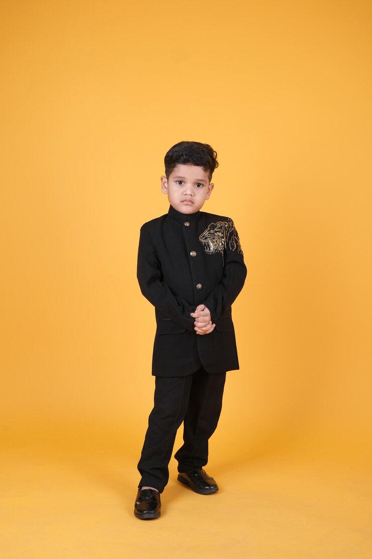 Charming modelo infantil indio disparar en el estudio con el telón de fondo disparar