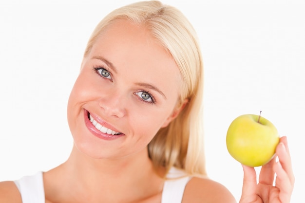 Foto charming woman holding a apple