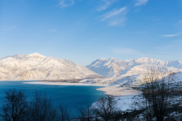 Charvak Reservoir mit blauem Wasser