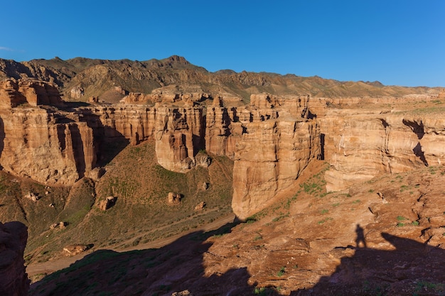 Charyn Canyon, un viaje a través de Kazajstán, la sombra del fotógrafo en el acantilado, lugares de interés de Kazajstán