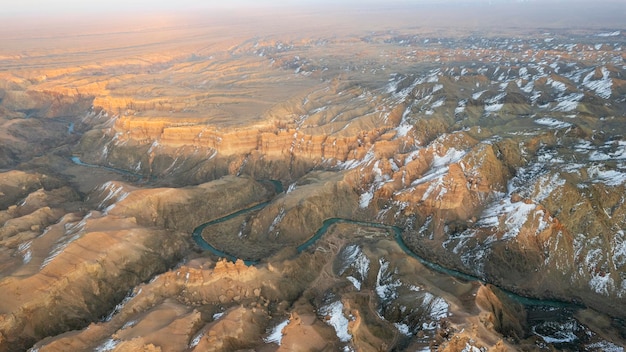 Charyn Grand Canyon mit orangefarbenen Felswänden Almaty