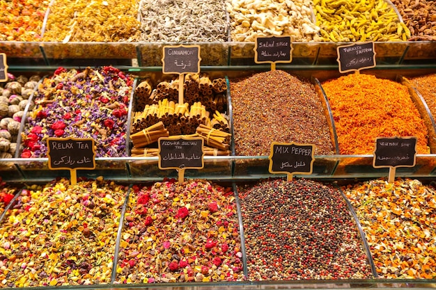 Chás e especiarias no Spice Bazaar Istambul Turquia