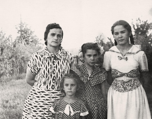 Foto chasov yar, urss, verano de 1954 retrato de una madre y tres hijas