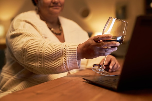 El chasquido de la copa de vino a la pantalla