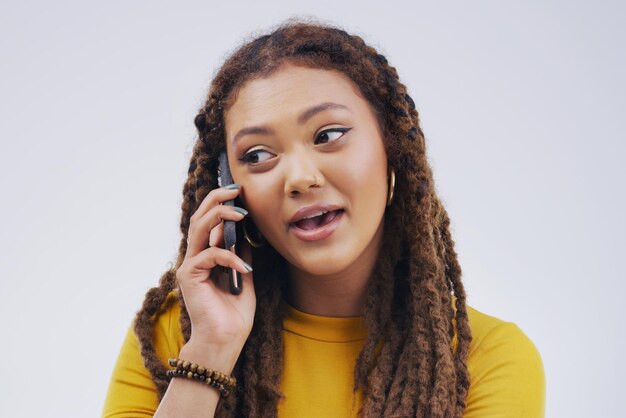 Chat de llamadas telefónicas y mujer hablando en estudio aislado en un fondo blanco Conversación de teléfono celular y mujer africana en comunicación hablando o discutiendo escuchando o creando redes en línea