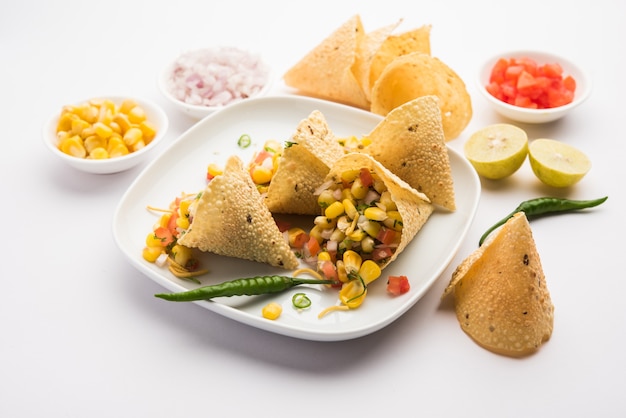 Chat de maíz / chaat en papad cone, popular menú de inicio indio