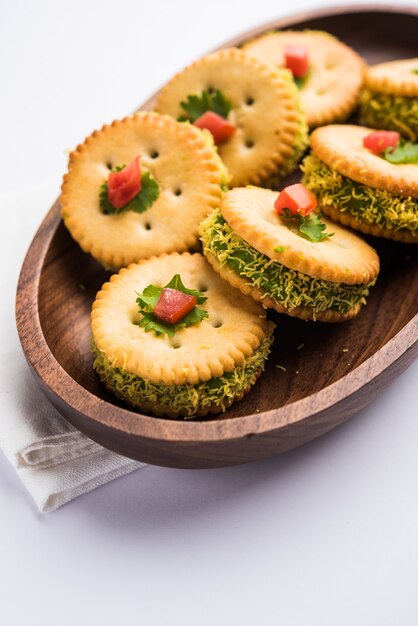 Chat o sándwich de galletas saladas caseras para niños o espectadores para invitados