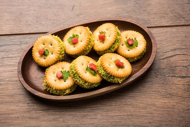 Chat o sándwich de galletas saladas caseras para niños o espectadores para invitados