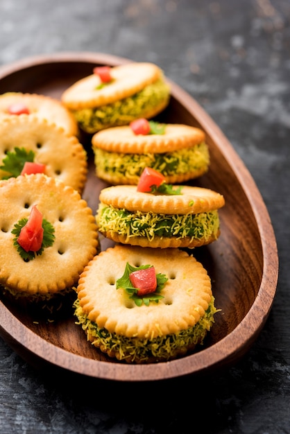 Chat o sándwich de galletas saladas caseras para niños o espectadores para invitados