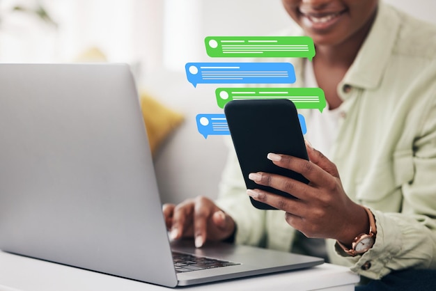Chat Remote-Arbeit und Person mit Telefon und Laptop für eine E-Mail-Verbindung oder Tippen in einem Zuhause Geschäftsunternehmer und freiberuflicher Arbeitnehmer mit Mobiltelefon für ein App-Icon oder PC für das Netzwerk