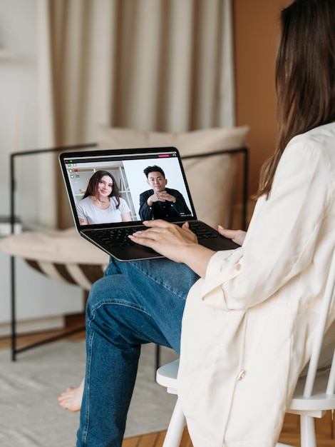 Foto chat web grupal videoconferencia asesoramiento en línea pareja diversa hablando con una experta que trabaja desde casa usando una computadora portátil en la oficina digital