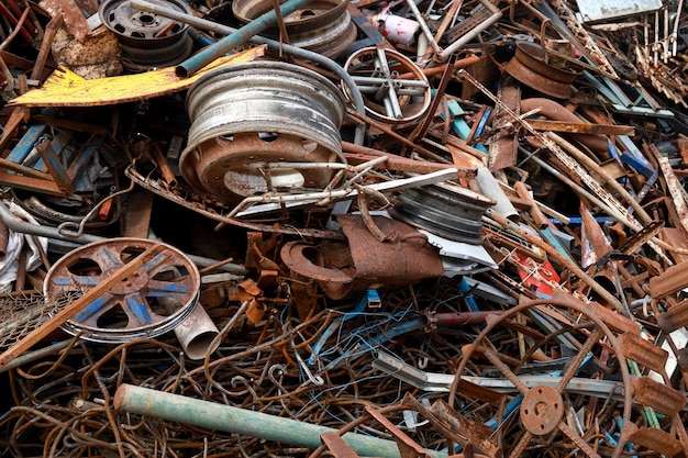 Chatarra en espera de reciclaje. Salvar el concepto del mundo