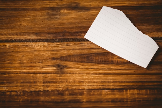 Foto chatarra de papel en la mesa de madera