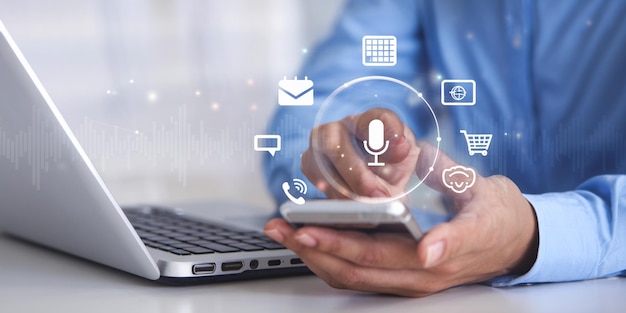 Chatbot concepto de inteligencia artificial aplicación digital de servicio al cliente hombre uso de computadora móvil