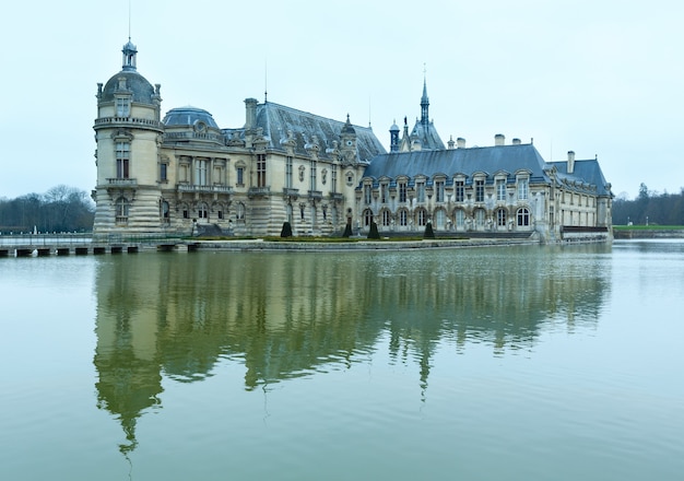 Chateau de Chantilly (Francia). El Petit Chateau construido en 1560 (a la derecha, arquitecto Jean Bullant) y el Grand Chateau reconstruido en 1870 (a la izquierda, arquitecto Honore Daumet).