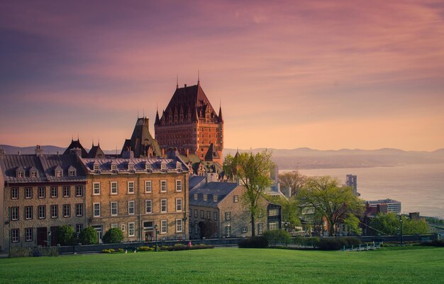 Chateau Frontenac Hotel gegen den Himmel bei Sonnenuntergang