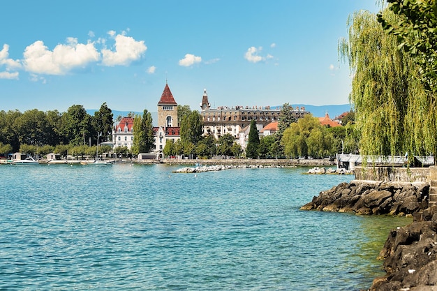 Chateau ouchy no passeio do lago genebra de lausanne, suíça. pessoas no fundo