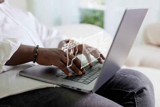 ChatGPT Chatea con IA o inteligencia artificial Joven empresario chateando con una IA inteligente o inteligencia artificial usando un chatbot de inteligencia artificial desarrollado por OpenAI