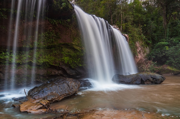 Chattrakan-Wasserfall, schöner Wasserfall in Nationalpark Phitsanulok Chattrakan, ThaiLand.