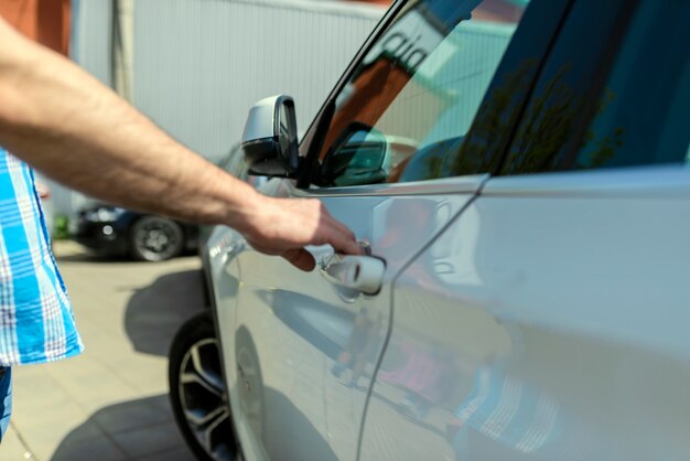 Chauffeur offene Autotür