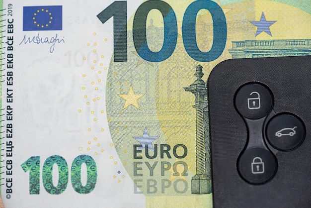 Chave automática preta na pilha de hipoteca ou pagamento de notas de euro