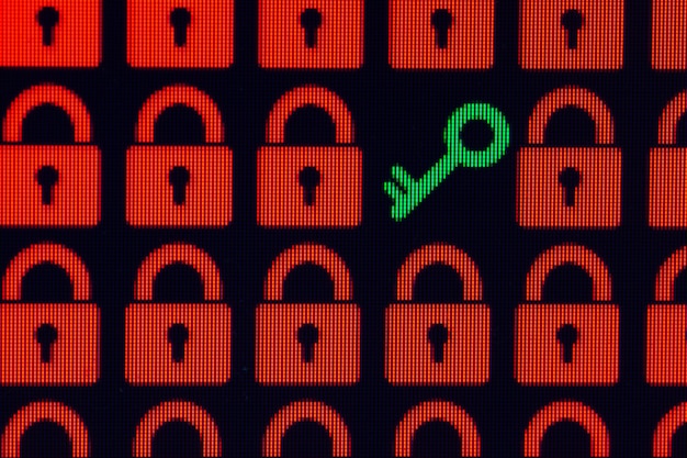 Foto chave como um símbolo de acesso ou invasão de informações pessoais abertas bloqueios de pixel vermelho e uma chave verde
