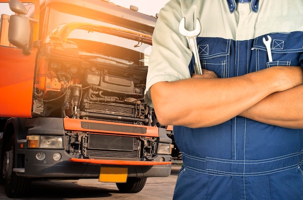 Foto chave de retenção de mecânico de automóveis está verificando manutenção e segurança de inspeção de semi-caminhão