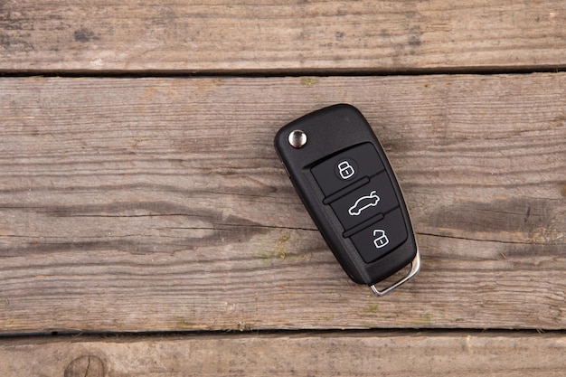 Chave do carro com controle remoto de alarme na mesa de madeira