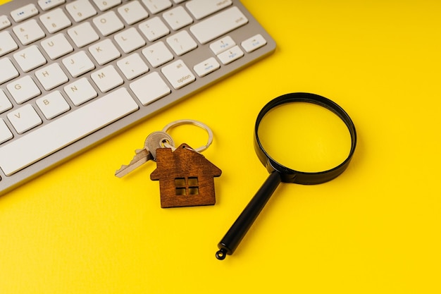 Chave inicial com lupa e teclado de casa em um fundo amarelo