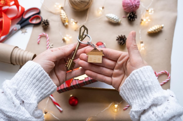 Chave para casa com chaveiro em casa aconchegante em caixa de presente com embalagem de decoração de Natal Pacote presente para o Ano Novo Projeto de construção de Natal mudando para casa nova hipoteca aluguel compra imóveis