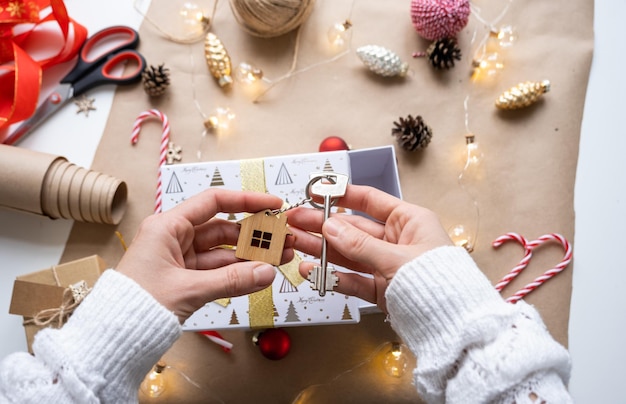 Chave para casa com chaveiro em casa aconchegante em caixa de presente com embalagem de decoração de Natal Pacote presente para o Ano Novo Projeto de construção de Natal mudando para casa nova hipoteca aluguel compra imóveis