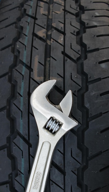 Chave regulável para montagem da roda na superfície de um pneu de carro