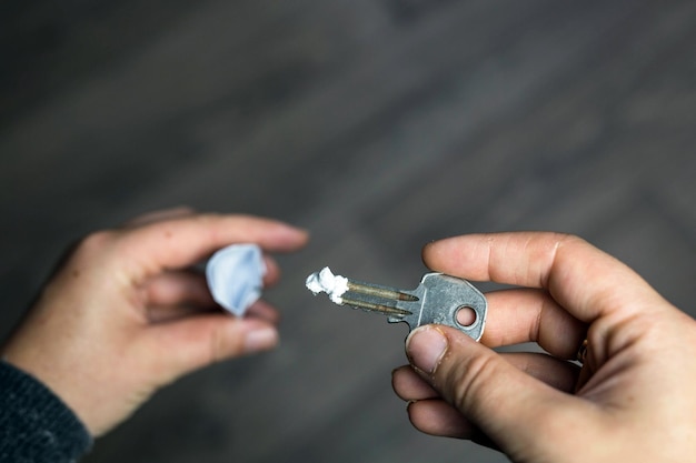 Chave usada para tomar solavancos de drogas cheirando cocaína ou conceito de vício em velocidade