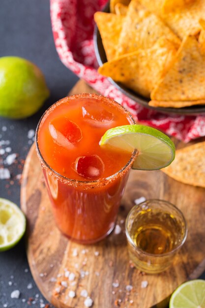 Chavela de cóctel de alcohol mexicano servido con shot de tequila