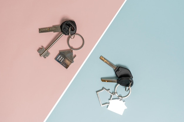 Chaves com porta-chaves com forma de casa em fundo de duas cores