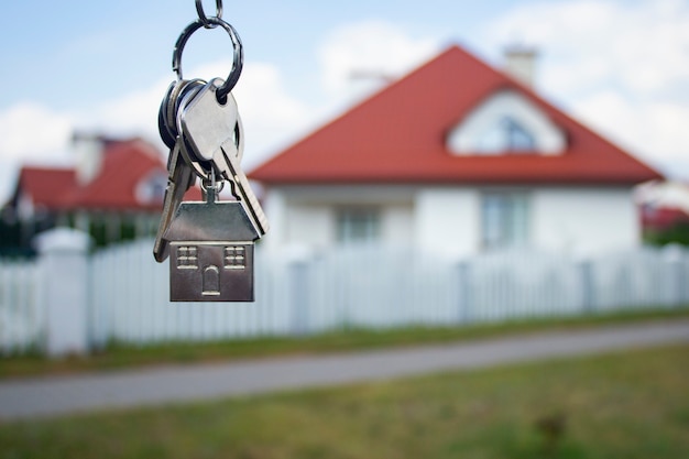 Chaves de metal para uma nova casa em edifícios residenciais.