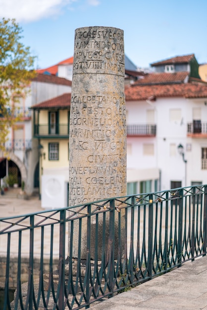 Chaves Portugal inscripción romana en una columna Hito histórico y turístico puente romano de piedra