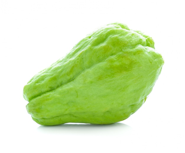 Chayote aislado en blanco