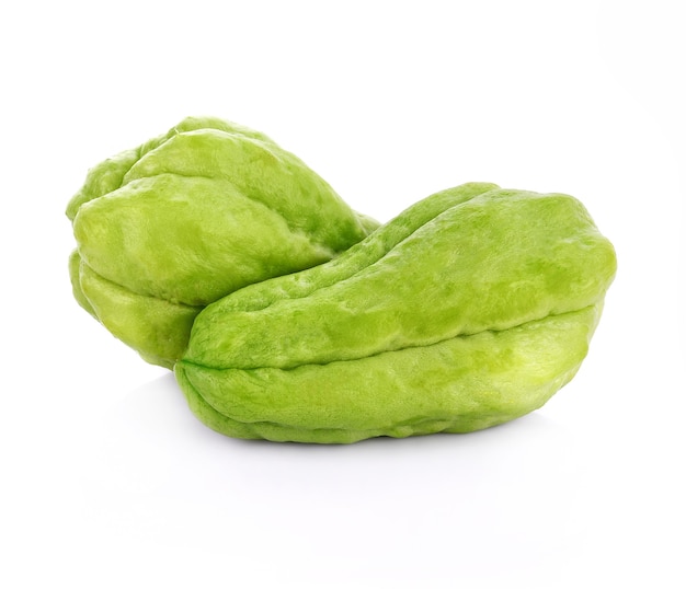 Chayote aislado sobre fondo blanco.