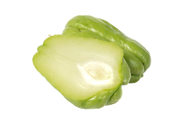 Chayote aislado sobre un fondo blanco.