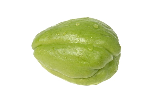 Chayote aislado sobre un fondo blanco.