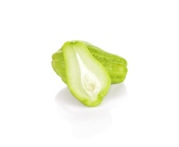 Chayote auf weißem Hintergrund