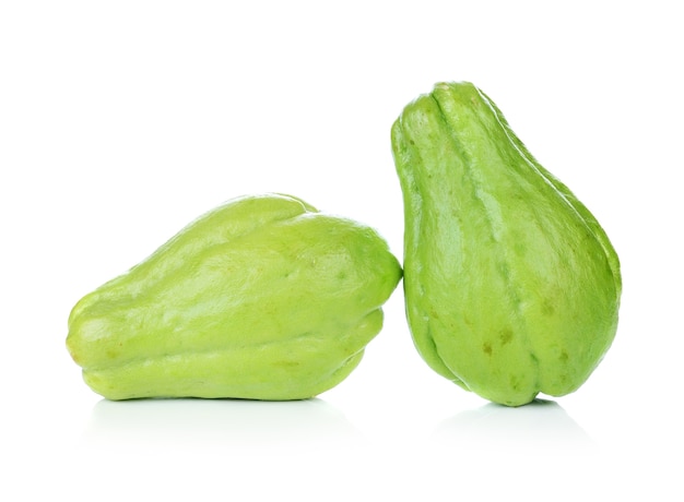 Chayote auf weißem Hintergrund