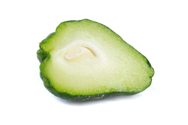 Chayote fresco aislado sobre fondo blanco.