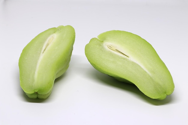 El chayote fresco aislado sobre fondo blanco.