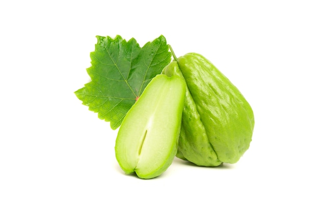 Chayote fresco con hoja aislado sobre fondo blanco.