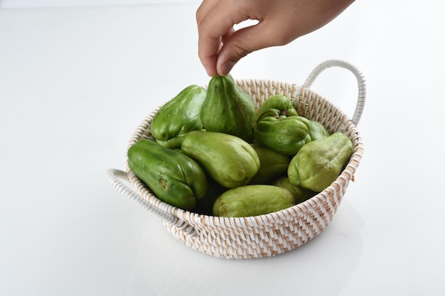 chayote fresco (Sechium edulis) o labu siam, aislado sobre fondo blanco.